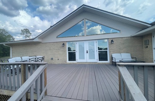Marianna House | Elegant Peaceful Lakefront house in pleasant Marianna with WiFi, AC