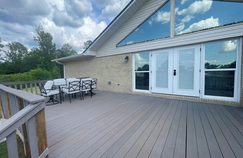 Marianna House | Elegant Peaceful Lakefront house in pleasant Marianna with WiFi, AC