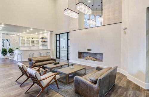 Las Colinas Apartment | Elegant Std Retreat w/King & Full BED + Pool&gym