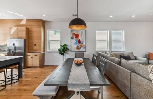 Whitney House | Elegant Stylish Home | Hot Tub & Pergola