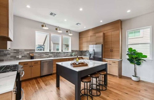 Whitney House | Elegant Stylish Home | Hot Tub & Pergola