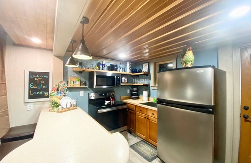 Harold Cottage | ELET Cottage, Horse Encounter - Farm Stay, Loft Cabin, 35 Mins to Beach