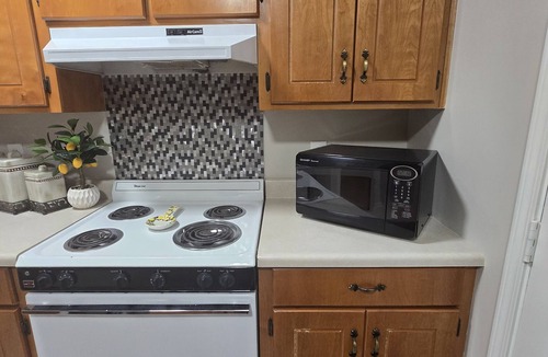 Steens House | Ella's Place is a charming 3-bedroom house with AC, WiFi in East Columbus
