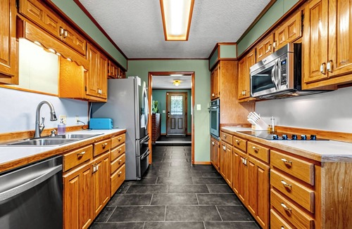 Jones Mills House | Elmwood Revival - Lakeside - Hot Tub - BIG screen + More!