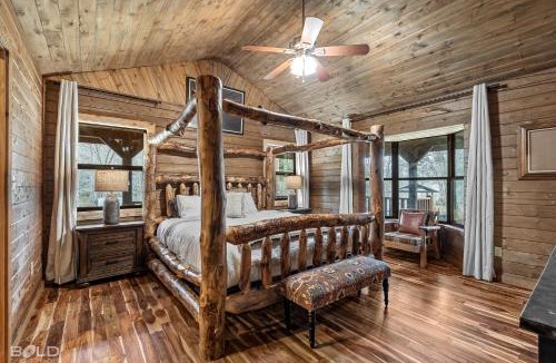 Shreveport House | Emerald Isle Log Cabin Hot TubLakefront
