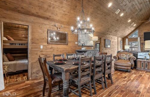 Shreveport House | Emerald Isle Log Cabin Hot TubLakefront