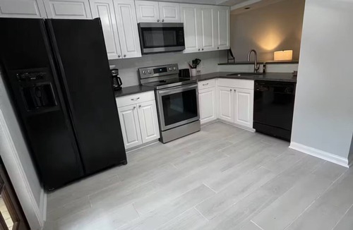 South Baton Rouge House | End unit townhome with side yard