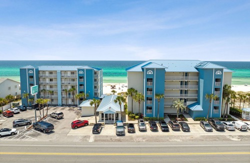 Fort Bay House | Enjoy a Hassle-free Stay! Direct Access To Beach, Outdoor Pool, Free Parking