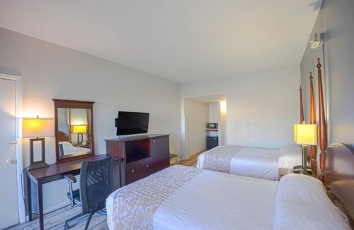 Le Barons Of Titusville Hotel | Enjoy Kitchenette Room Near Kennedy Center, Parking Available