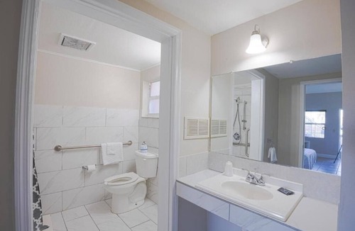 Le Barons Of Titusville Hotel | Enjoy Kitchenette Room Near Kennedy Center, Parking Available
