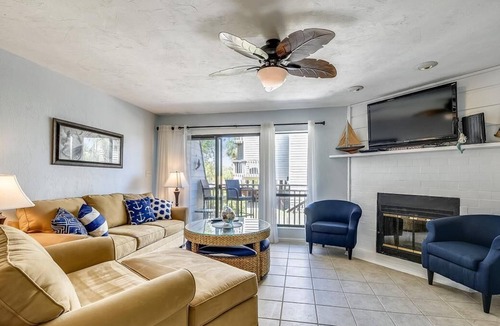 East End House | Enjoy this updated townhome with views of the gulf and pool from the deck.
