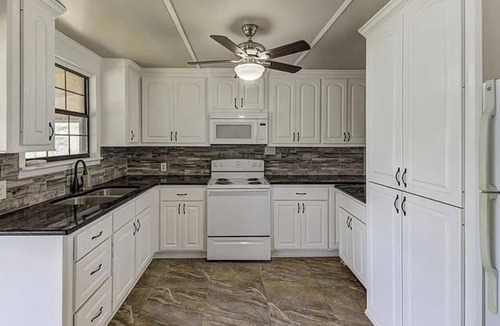 Sondheimer House | Enjoyable 2-bedroom house with AC lakeside at Eagle Lake!