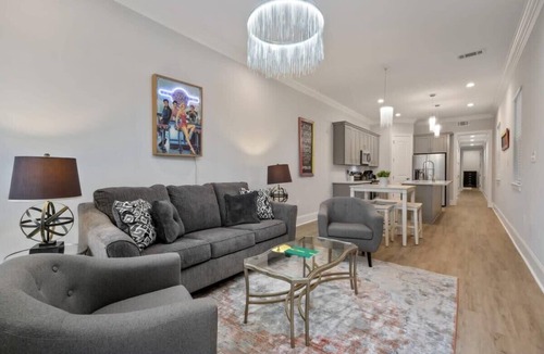 Mid-City House | Enormous Brand New 6br Pad by Streetcar