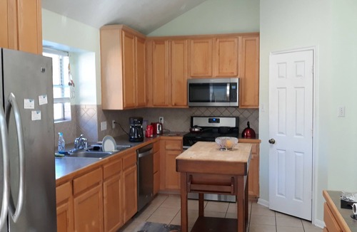 El Lago House | Entire 3 bedroom/2 bathroom cottage; near NASA, Kemah and your PRIVATE BEACH!