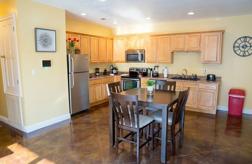 Kreole Apartment | Entire Ground Floor · 6BR 4BA · Sleeps 12 · W/D