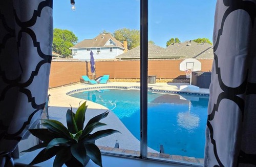 Deer Park House | Entire Home, Watch Your Favorite Movies at the "Dive-In" Centrally Located, 3-2 with Hot Tub & Firepit