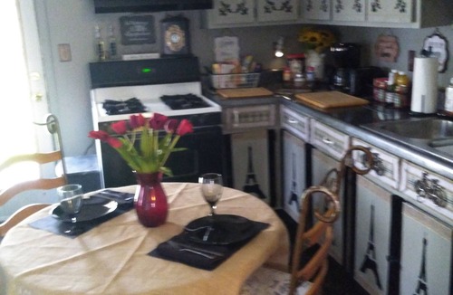 Pensacola House | Exceptionally Private fully Fenced Retro Navy Point Cottage-Fully Furnished