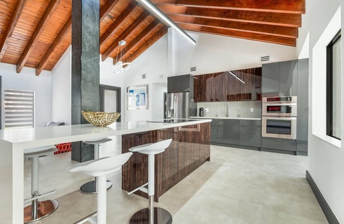 Ludlam House | Exclusive Family Ranch: Pool, Lake Access & Courts