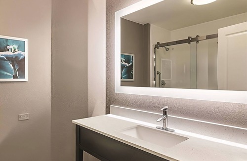 Orlando Hotel | Executive King with Pool View, La Quinta Inn & Suites, Free Breakfast, Near UCF