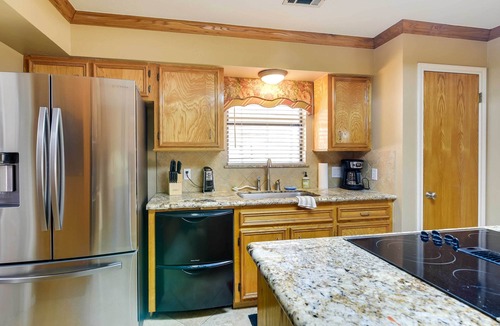 Texas City House | Expansive Home w/Pool Table ~ 15 Mi to Galveston!