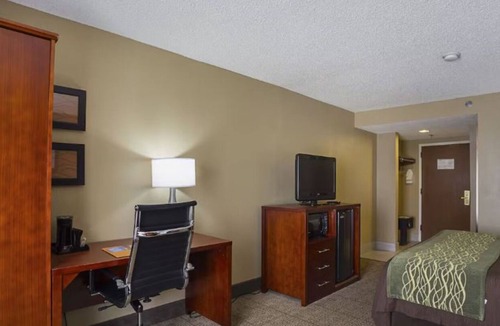 Highlands - Perkins Hotel | Explore Baton Rouge—Near LSU, Downtown, Zoo & Mall with Free Breakfast & Parking
