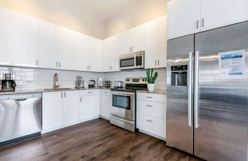 Central Business District Hotel | Exquisite Condo near City Hot Spots