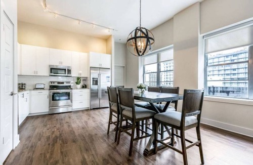 Central Business District Hotel | Exquisite Condo near City Hot Spots