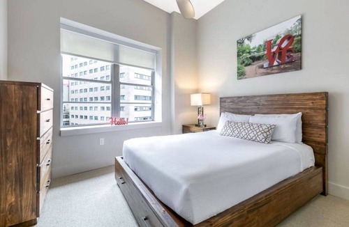Central Business District Hotel | Exquisite Condo near City Hot Spots
