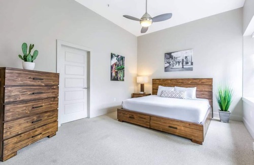 Central Business District Hotel | Exquisite Condo near City Hot Spots