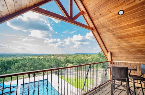 Lampasas Cottage | Exquisite Hill Country Cottage-Giraffe and wildlife experiences