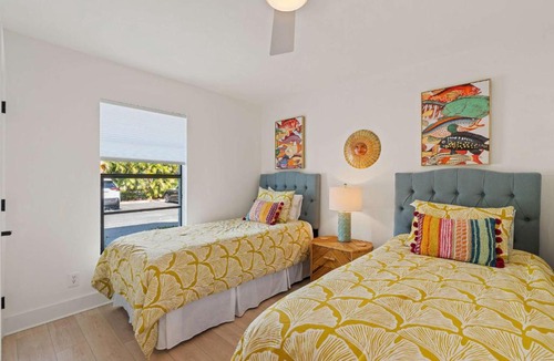 Park Shore House | Exquisite Luxury First Floor Condo - Easy Walk to Amenities