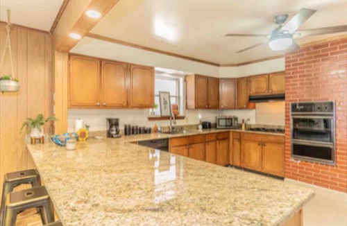 Harahan House | Extended Stay Safe Haven-Big Car Port Parking!