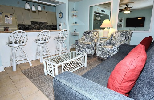 Holiday Beach Condo | Fabulous 1BR Condo with amazing beach views sleeps 4. Park by door. Pool.