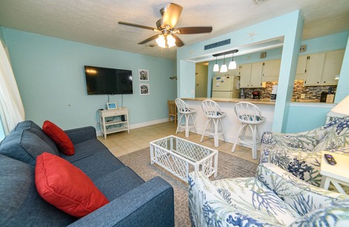 Holiday Beach Condo | Fabulous 1BR Condo with amazing beach views sleeps 4. Park by door. Pool.