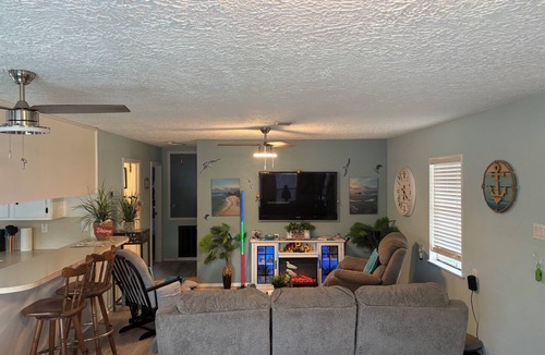 Blanchard House | Fabulous 2-bedroom 1 bath upstairs unit with AC in lively Livingston