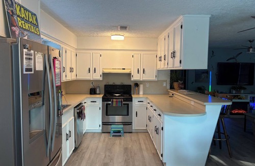 Blanchard House | Fabulous 2-bedroom 1 bath upstairs unit with AC in lively Livingston