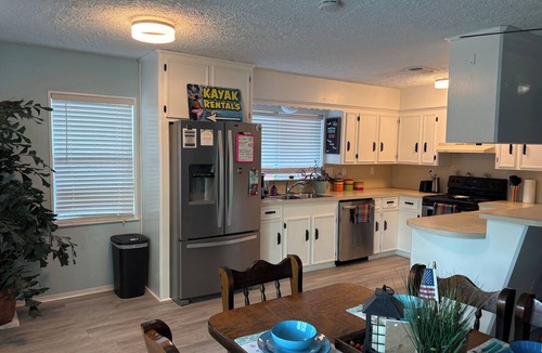 Blanchard House | Fabulous 2-bedroom 1 bath upstairs unit with AC in lively Livingston