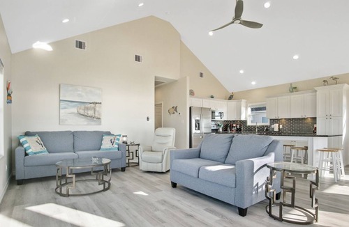 Port Bolivar House | FABULOUS BEACHFRONT! Pets OK-Huge Deck! Lots of space below! Steps to beach