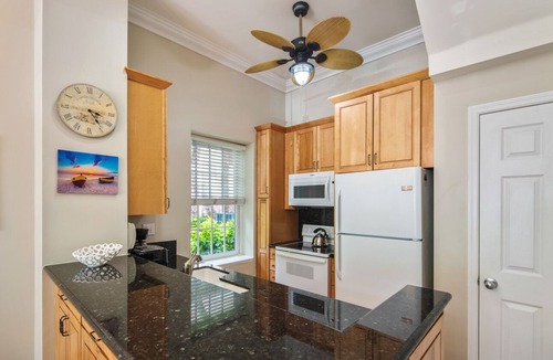 Truman Annex Condo | ~FAIR WINDS @ THE FOUNDRY~ Frolic on Duval St then unwind in the shared pool!