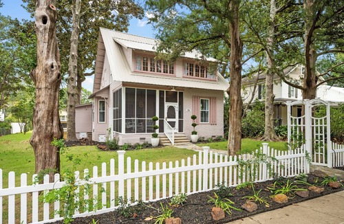 Fairhope Cottage | Fairhope Rose in Downtown Fairhope - Sleeps 10, w/Golf Cart, Hot Tub, Screened Porch, and walking distance to bay!