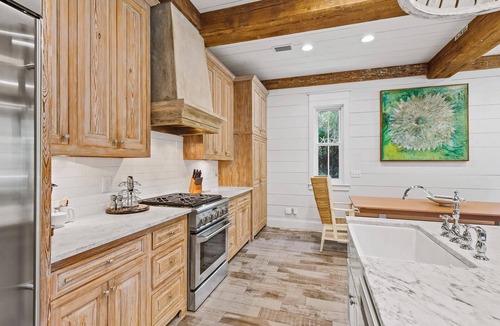 Forest District House | Fall Availability! Forest District - 2 Screened Porches! 4 Adult Bikes! Gourmet Kitchen!