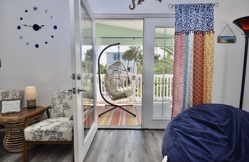 Frangista Beach House | Fall Deals! Snowbirds Welcome! 1block to beach access-Walk to shops/dining/bars