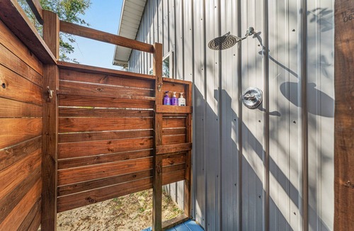 Kiska Beach House | Fall Discounts! l 5 Mins Beach & 30A l Outdoor TV for Football Games