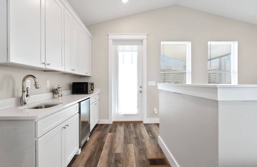 Holiday Beach House | FALL SALES! Lux 4BR - 4min walk to the Beach, BBQ, New PVT Hot Tub & FirePit