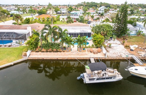 Flor-a-mar House | FALL SAVINGS! Paradise on the Gulf, FREE pontoon boat use and salt water pool.