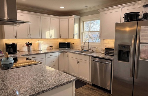 St. Elmo Improvement League House | Family And Pet Friendly Bungalow, Kids Corner, Gated Yard And Fire Pit