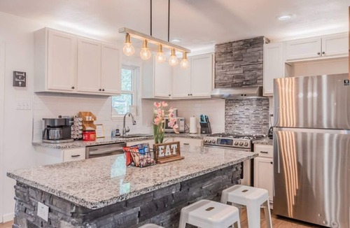 Dallas House | Family-Friendly 4BR, King Suite, BBQ Grill & Fast WiFi