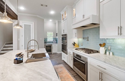 El Lago House | Family friendly Coastal Getaway w/pool. 5 Minutes to Kemah Boardwalk!