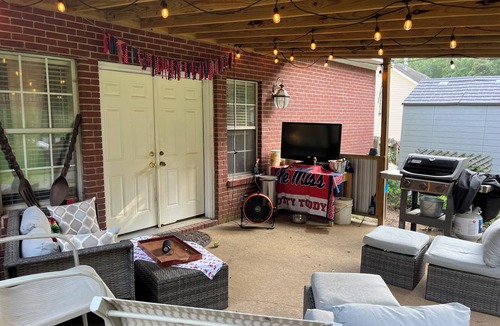 Oxford House | Family Friendly Home 4 mi to The Vaught. Perfect for Football game weekends!