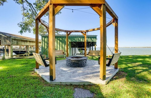 West Livingston House | Family Friendly Lakefront Luxury, Private Water trampoline, arcade, BYOB boat